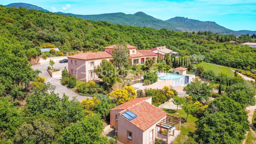 Domaine d’architecte 490 m² – 3 logements indépendants – Piscine à débordement – Vue panoramique – DPE A – Saint-Jean-de-la-Blaquière (34700) – 40 min Montpellier – 16 pièces – 12 chambres – 490 m²