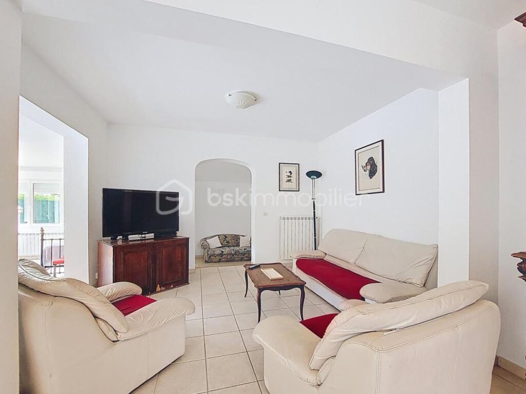 VILLA DE CARACTERE AVEC PISCINE – 7 pièces – 4 chambres – 158 m²