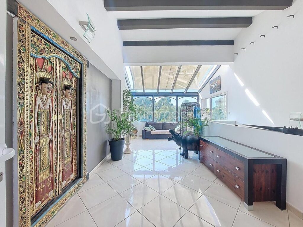 Villa de prestige avec piscine et appartement indépendant – 8 pièces – 5 chambres – 230 m²