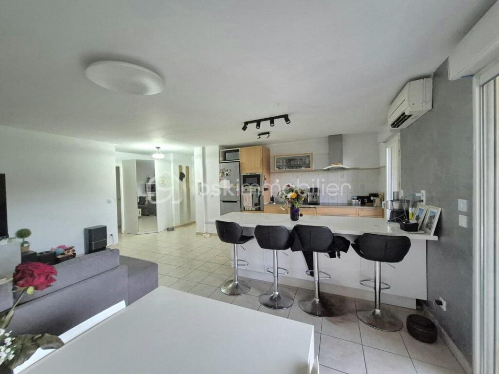 HYERES OUEST: T3 traversant 68 m² – Terrasse 12 m² – Climatisation – Parking sous-sol – Aucun travaux – 3 pièces – 2 chambres – 67 m²