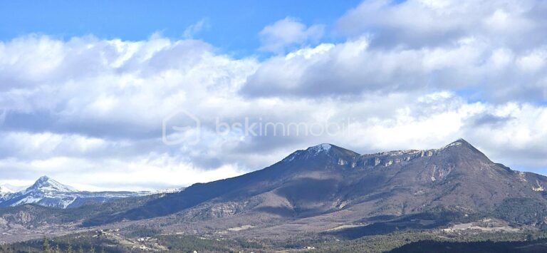 Terrain plat constructible 1 000 m² divisible – 5 mn Sud Digne-les-Bains – NR pièces – NR chambres – 1000 m²