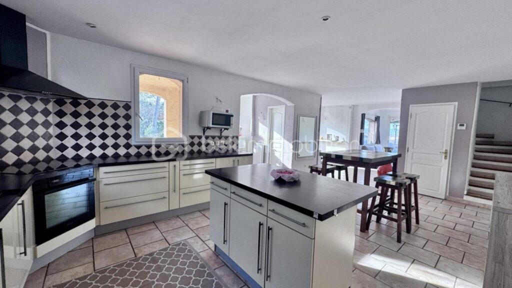 Achat Villa 137m² 5 pièces 4 chambres avec piscine à Brignoles – 5 pièces – 4 chambres – 131 m²