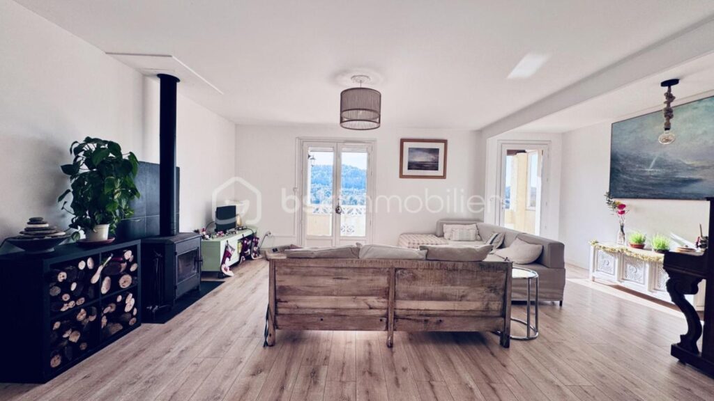 ACHAT Maison avec vue dégagée, 3 chambres + dépendance et grand terrain – Le Val – 6 pièces – 3 chambres – 97 m²