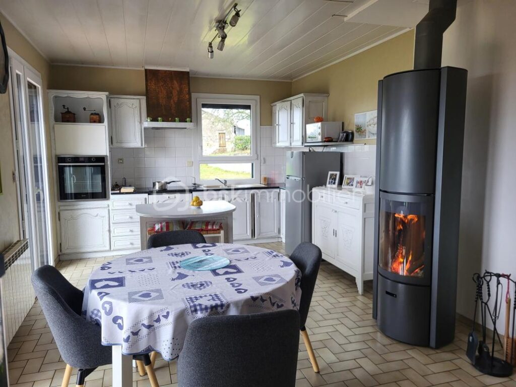 COUP DE CŒUR SUR LA COMMUNE DE SAINT-LAURENT-DE-CUVES – 6 pièces – 4 chambres – 138 m²