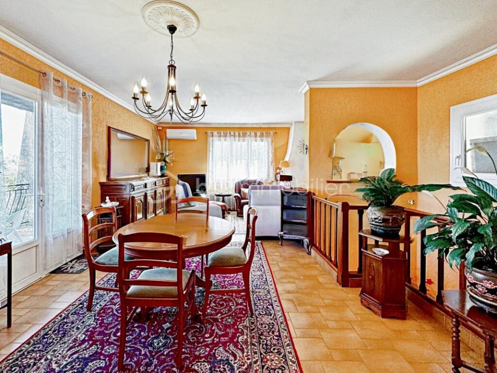 DPT VAR (83) – SIX-FOURS-LES-PLAGES – VILLA DE 130 m² SUR TERRAIN DE 683 m² – 6 pièces – 4 chambres – 130 m²