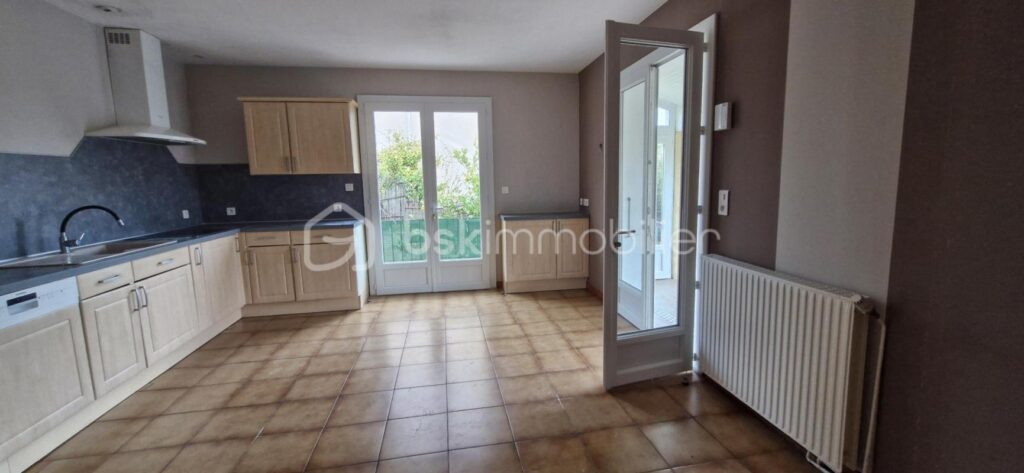 MAISON FAMILIALE AVEC VUE MER/ÉTANG, GARAGE ET SOUS-SOL AMÉNAGEABLE – LEUCATE VILLAGE – 4 pièces – 3 chambres – 110 m²