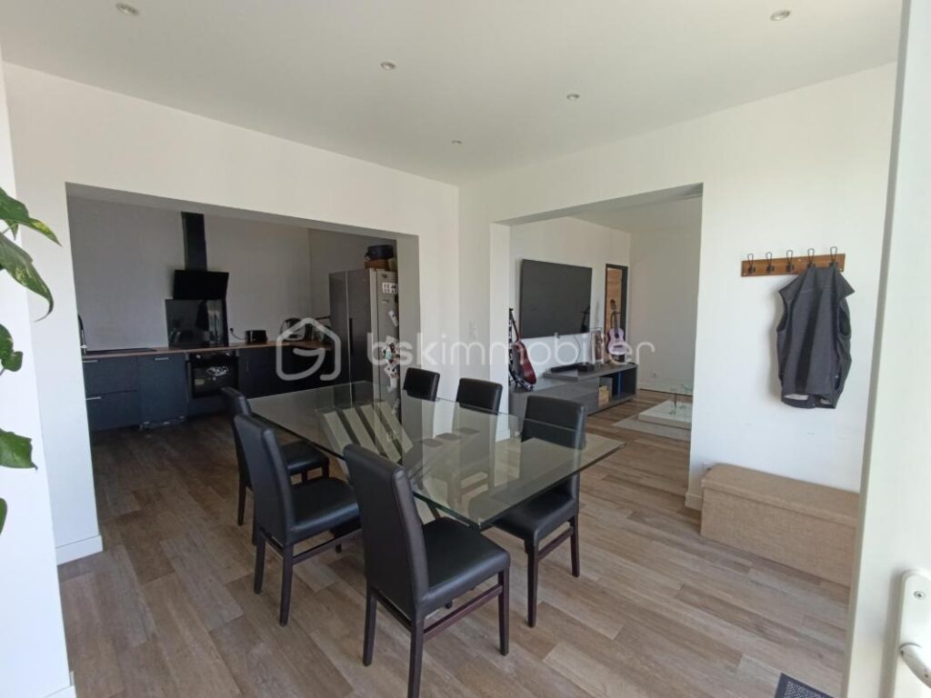 Appartement avec jardin et piscine privée – 3 pièces – 2 chambres – 85 m²