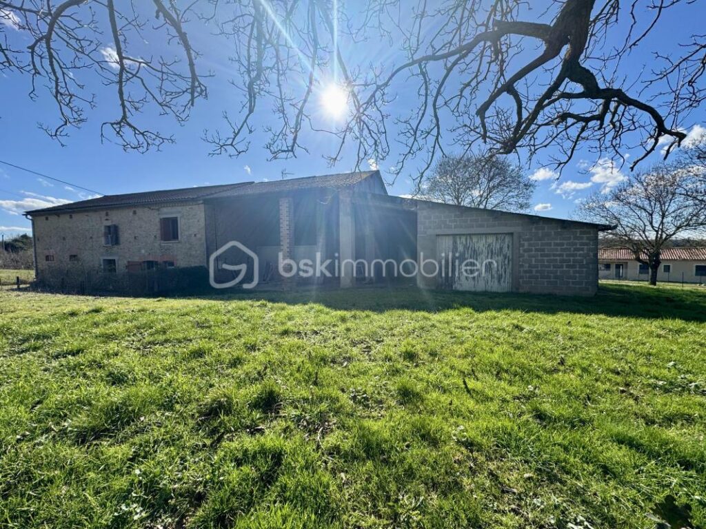 Ancienne ferme de 139m2 habitables – nombreuses dépendances – 4588m2 de terrain – 5 pièces – 3 chambres – 136 m²