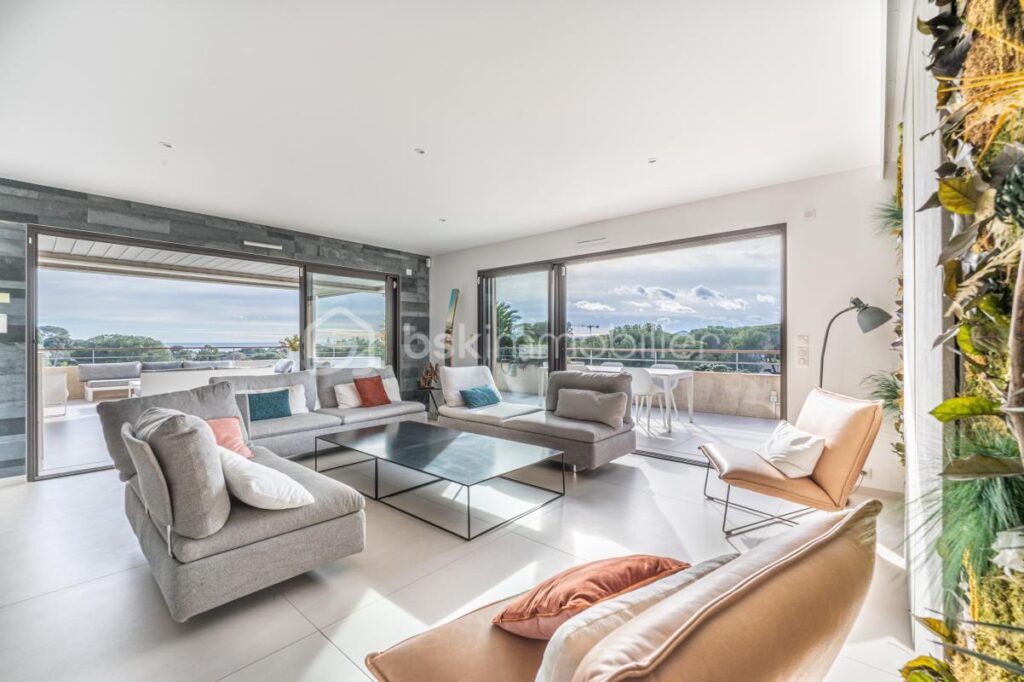 Magnifique T4 type Villa sur le toit / Vue mer / Terrasse + solarium 150 m² – 4 pièces – 3 chambres – 143 m²