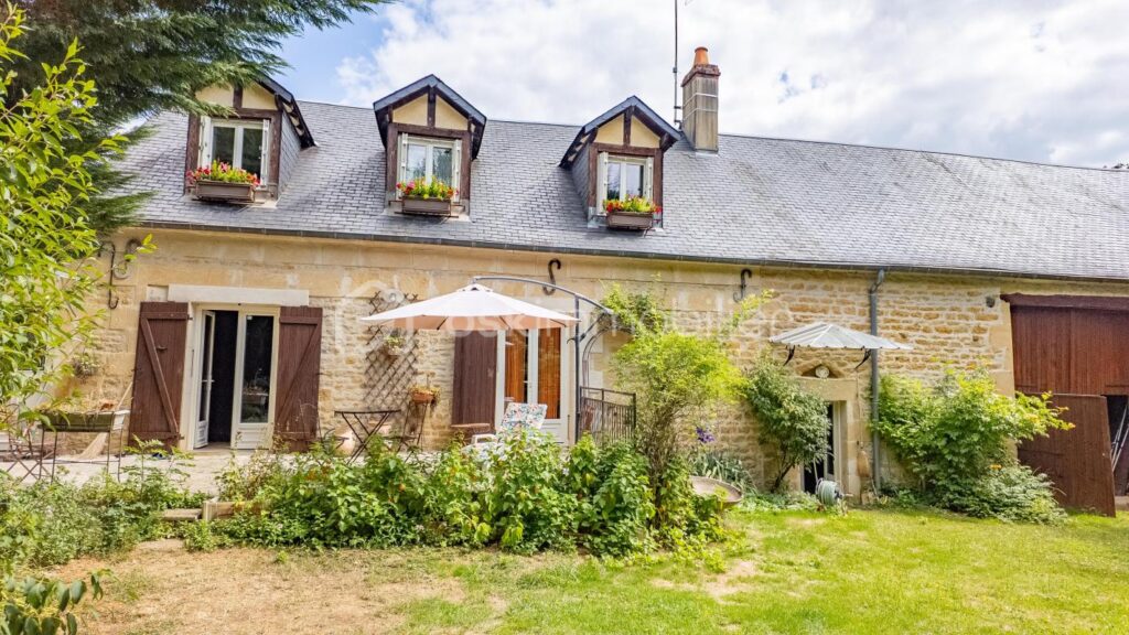 Magnifique longère de caractère avec beau terrain, véranda, annexes et grange sur la commune de Prémery – 6 pièces – 3 chambres – 171 m²