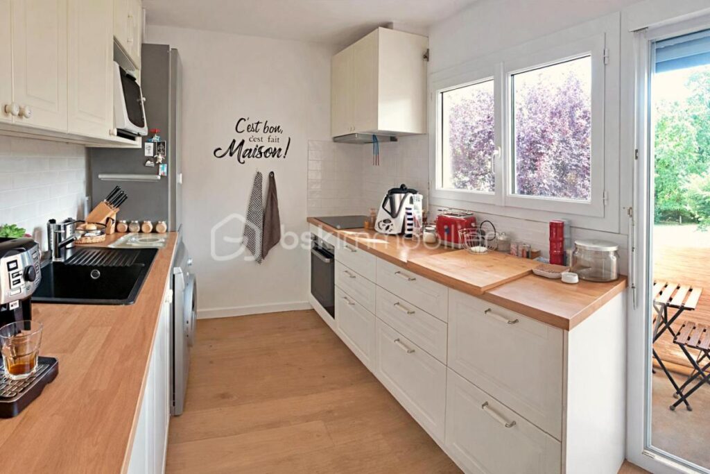 Appartement traversant lumineux, dernier étage, entièrement rénové, avec garage, cave et deux balcons – 3 pièces – 2 chambres – 76 m²