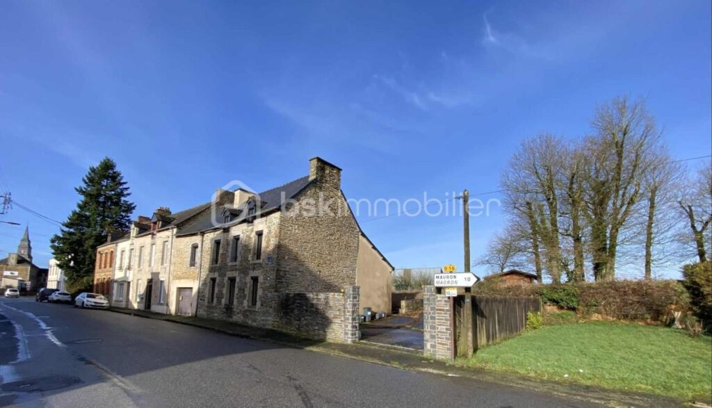 NOUVEAU : Maison en Pierre 167 M² Habitable ( Centre Bourg GUILLIERS) – 10 pièces – 4 chambres – 1638 m²