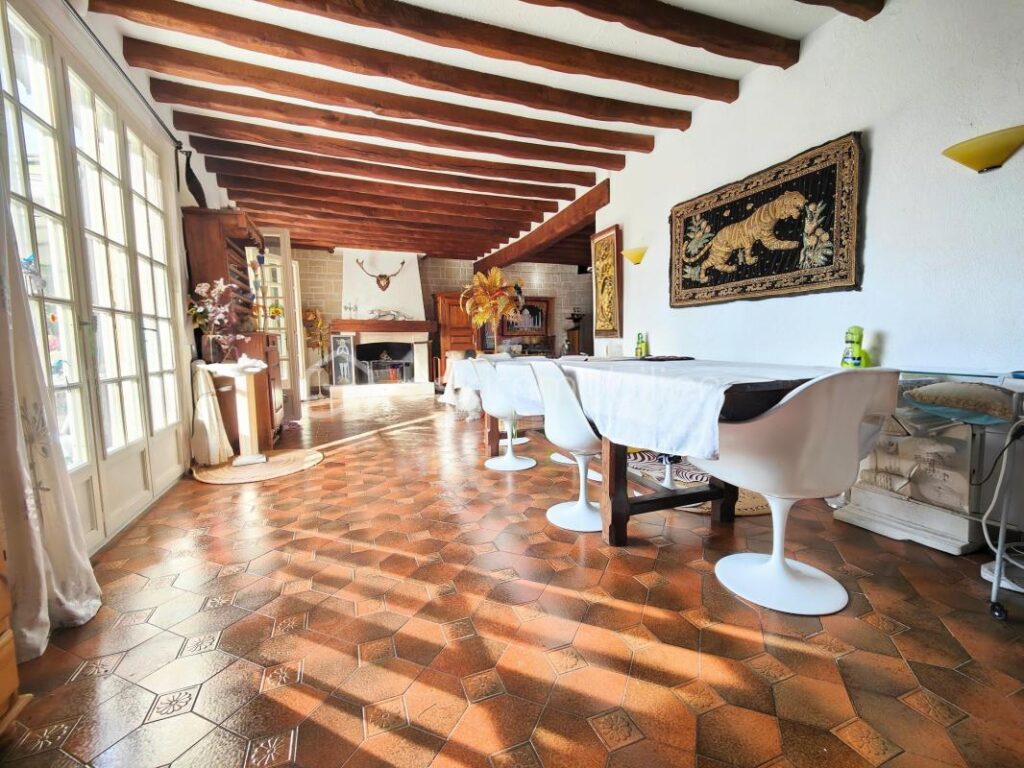 Belle maison familiale 5 ch dans un écrin boisé avec vue dégagée – 7 pièces – 5 chambres – 199 m²