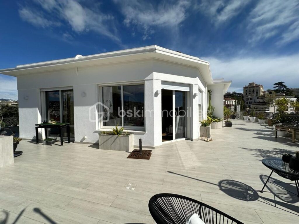 BAS CIMIEZ- LUXUEUX TOIT TERRASSE AVEC VUE PANORAMIQUE – STUDETTE – GARAGE ET CAVE – 3 pièces – 2 chambres – 92 m²