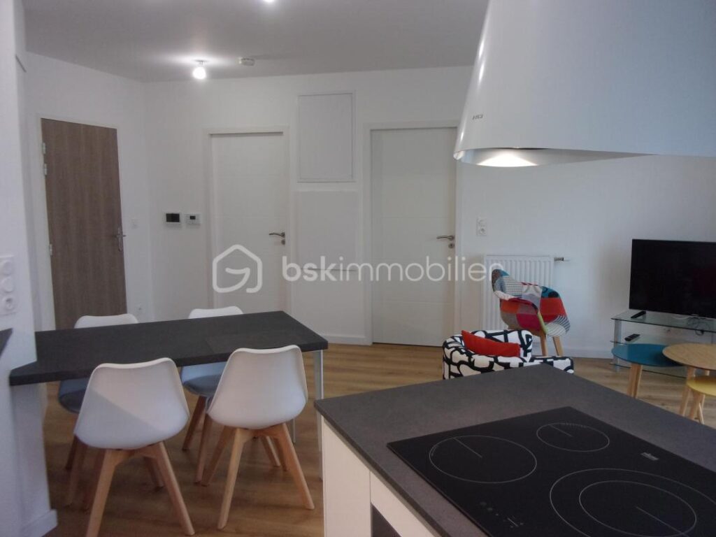GUIPAVAS – APPARTEMENT de 2020 – 42 M2 – CENTRE BOURG – DERNIER ÉTAGE – TERRASSE – VUE DÉGAGÉE – UNE CHAMBRE – PLACE DE PARKING – CAVE – 2 pièces – 1 chambre – 42 m²