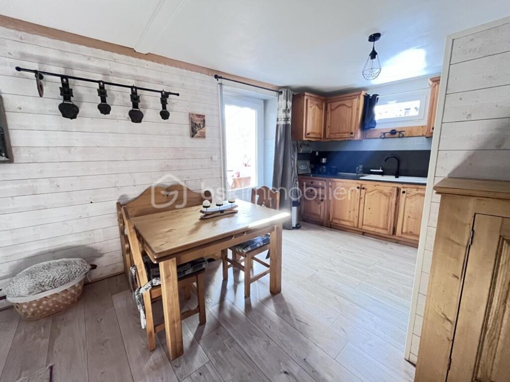 Appartement de standing – 83m² – Terrasse, terrain et stationnements – Saint-Martin-d’Arc – 5 pièces – 4 chambres – 83 m²