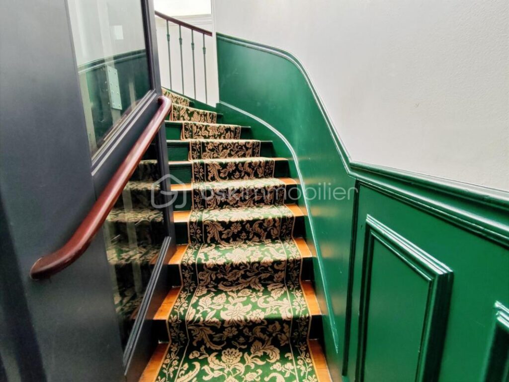 Paris 14ème Secteur Raspail/Denfert Rochereau, Dans un immeuble de standing, studio en parfait état au dernier étage avec ascenseur – 1 pièce – NR chambres – 23 m²