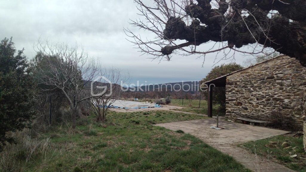 Premier niveau d’un ancien corps de ferme imprégné du charme de la Provence, avec piscine et vue exceptionnelle MONTLAUX 04230 – 4 pièces – 3 chambres – 110 m²