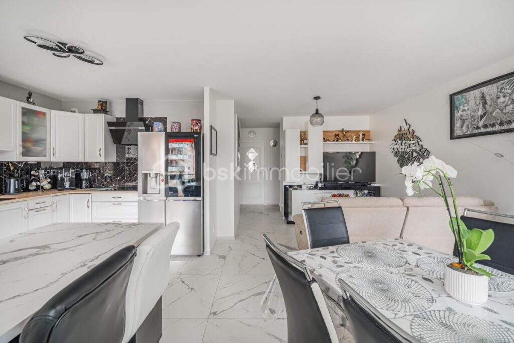 Centre-ville – T4 rénové avec balcon et vue dégagée – 4 pièces – 3 chambres – 83 m²