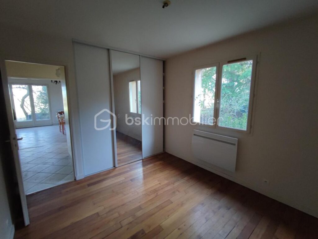 Pavillon de plain pied avec une grange de 210m²,un garage et un hangar sur 4827 m² de terrain – 3 pièces – 2 chambres – 60 m²