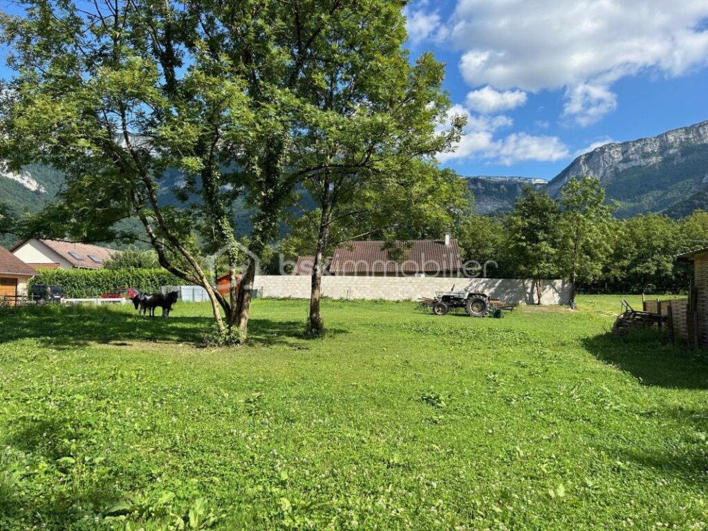 Superbe terrain viabilisé de 1145 m² avec vue sur le Vercors – NR pièces – NR chambres – 1145 m²