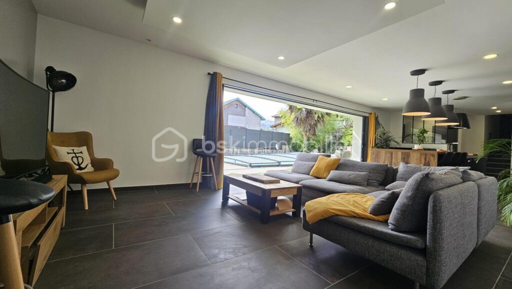 Ancien corps de ferme de 127 m2 entièrement rénové avec piscine – 4 pièces – 3 chambres – 122 m²