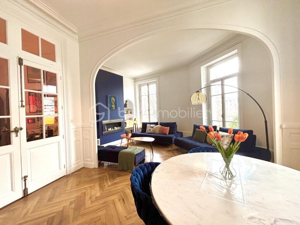 Superbe appartement style haussmannien rénové – 120 m² – 3 chambres et mezzanine – Balcon – Vue dégagée – 4 pièces – 3 chambres – 119 m²