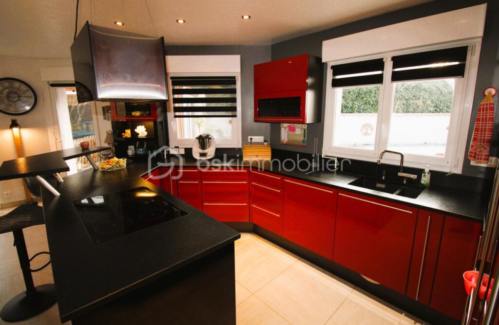 Maison individuelle de 180 M2 sur terrain de 1025 M2 à RECHESY – 5 pièces – 3 chambres – 180 m²