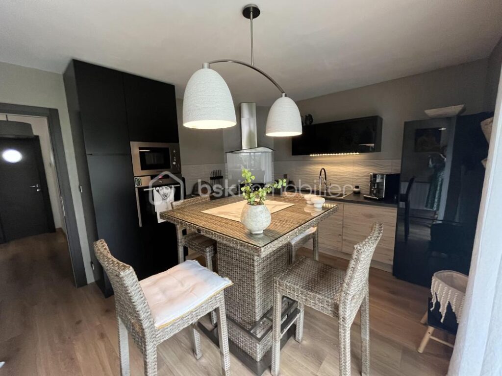 MAGNIFIQUE MAISON D’ARCHITECTE, AU CALME, AU PIED DES COMMERCES ET PROCHE GARE – 6 pièces – 3 chambres – 168 m²