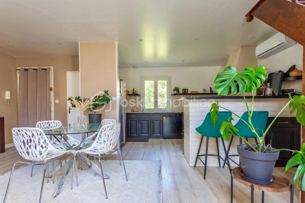 Maison à vendre de 141 m2 Varennes-Jarcy – 6 pièces – 4 chambres – 141 m²