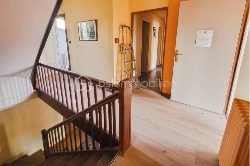 ***Opportunité rare pour investisseurs *-*vaste bâtisse de caractère à Embrun-*** – 40 pièces – NR chambres – 900 m²