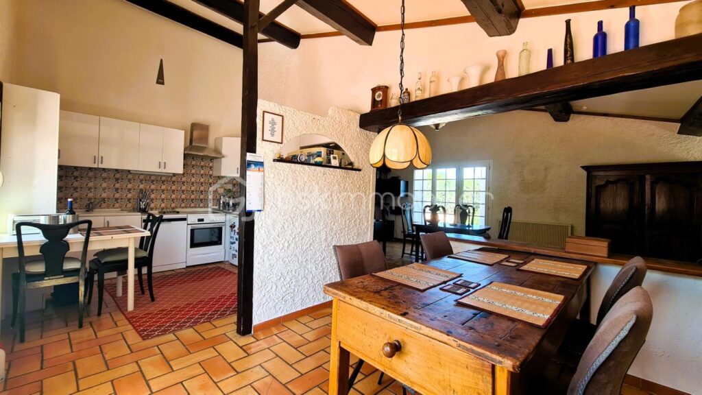 ***Propriété atypique- 299m²- T8- Terrasse- Cour- Garage- Extérieur- Calme- Vue***- Isolé- La Palme*** – 9 pièces – 6 chambres – 299 m²