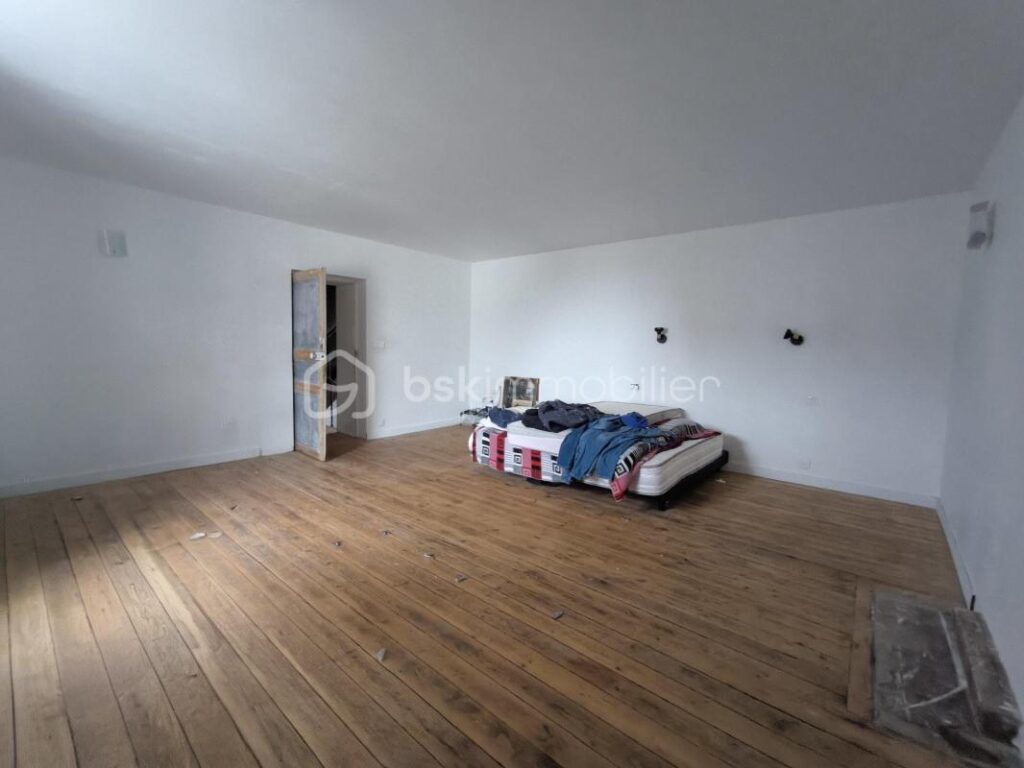 Maison centre-ville – Jardin – 140m² + 80m² au sol de combles à aménager – 4 pièces – 2 chambres – 140 m²