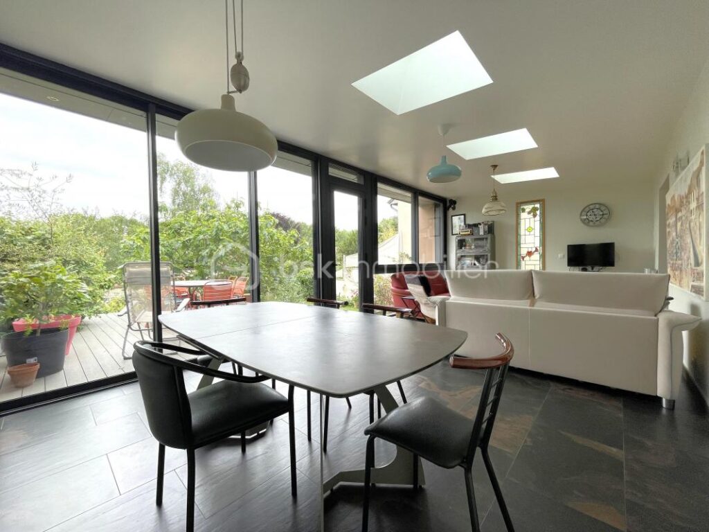 Maison familiale avec vue imprenable – Un havre de paix au cœur de Val d’Arcy – 5 pièces – 3 chambres – 130 m²