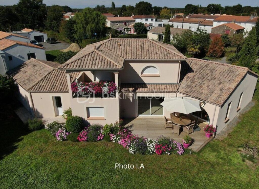 Belle demeure de 150 m2 avec 3000m2 de terrain arboré – 5 pièces – 3 chambres – 147 m²