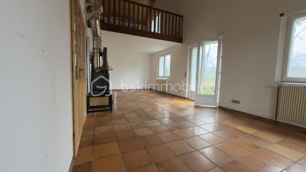 Magnifique maison de 136 m2 sur 4000 m2 de terrain – 6 pièces – 3 chambres – 136 m²