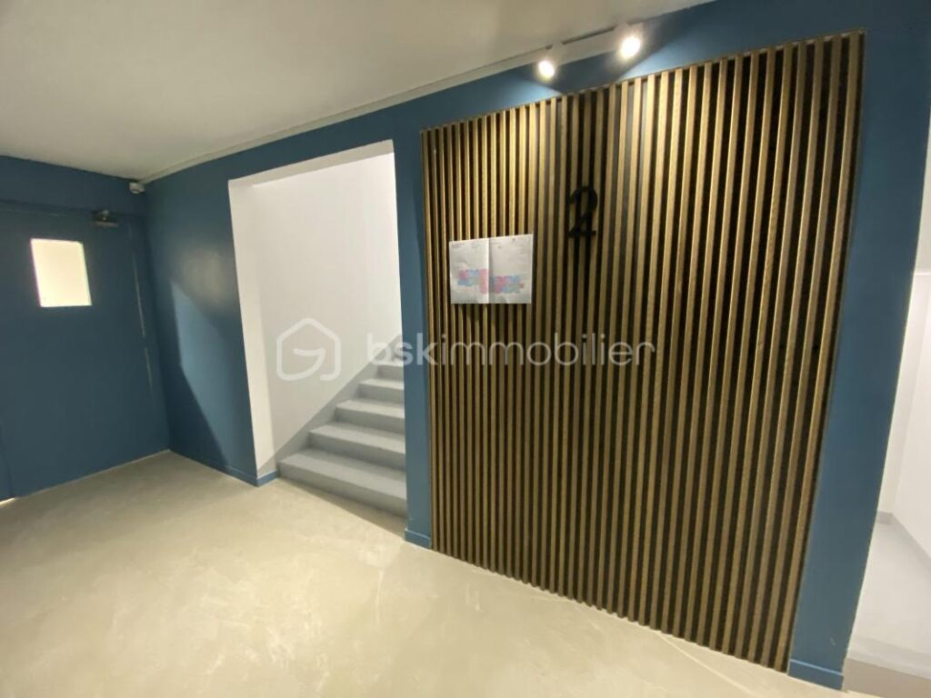 Appartement 2 pièces à restaurer entièrement de 62 m² avec balcons – Résidence avec ascenseur et parkings avec portail électrique sécurisé – Idéal résidence principale, résidence secondaire ou investisssement locatif – 2 pièces – NR chambres – 61 m²