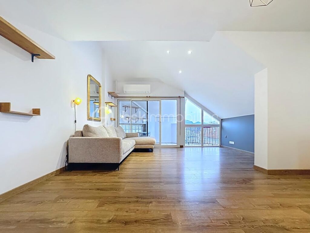 T2 atypique avec terrasse et vue – Centre-ville de Voiron – 2 pièces – 1 chambre – 57 m²