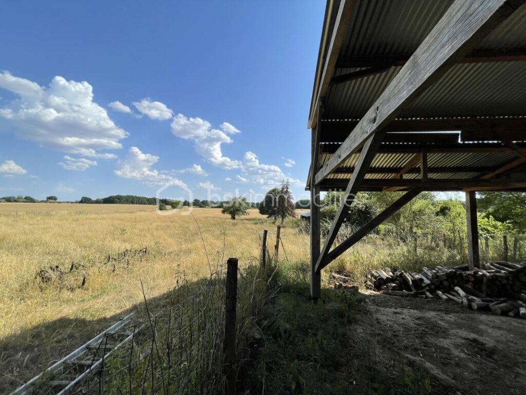 Maison de campagne sur 9800 m2de terrain – 4 pièces – 2 chambres – 106 m²