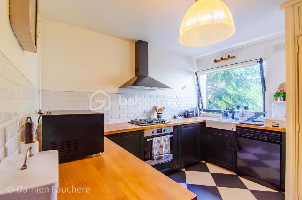 Spacieux 3 pièces traversant et en très bon état ! Avec 2 balcons et une cave, à 2 pas du Centre de Châtillon !! – 3 pièces – 2 chambres – 72 m²