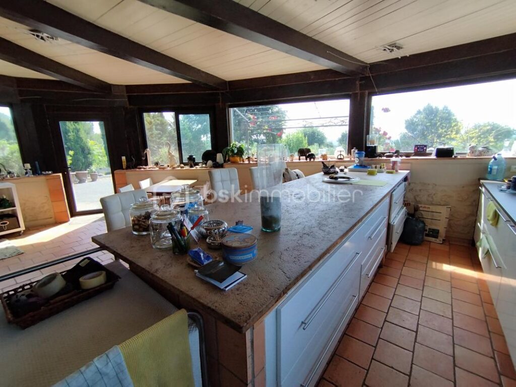 Propriété de 2 habitations et hangars – NR pièces – 8 chambres – 402 m²