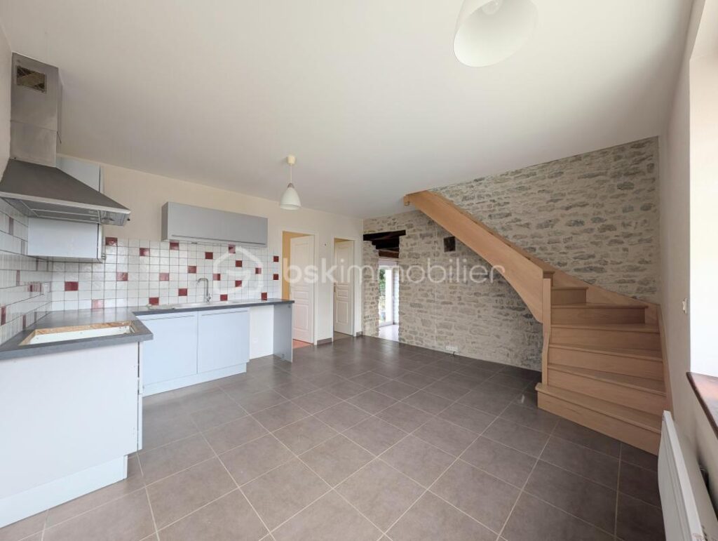 Maison en pierre pleine de charme avec jardin et cave voûtée – 4 pièces – 3 chambres – 79 m²