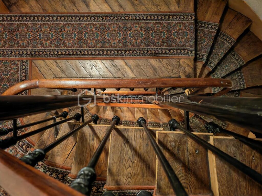 T2 à rénover entièrement avec balcon – Quartier vivant Stalingrad / Canal – Vue dégagée – 2 pièces – 1 chambre – 30 m²