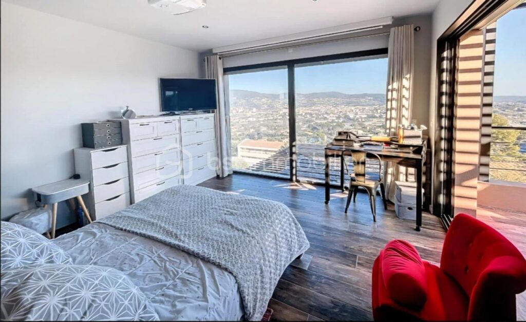 A DRAGUIGNAN (VAR) – COL DE L’ANGE – MAISON D’ARCHITECTE – 255 M² – PISCINE – GARAGE – 7 pièces – 5 chambres – 255 m²