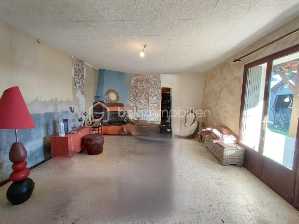 Corps de ferme avec grand terrain, et des dépendances – 6 pièces – 4 chambres – 155 m²