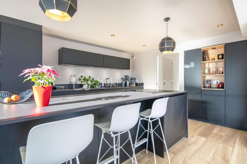 Maison de 200m2 avec piscine – 6 pièces – 4 chambres – 200 m²