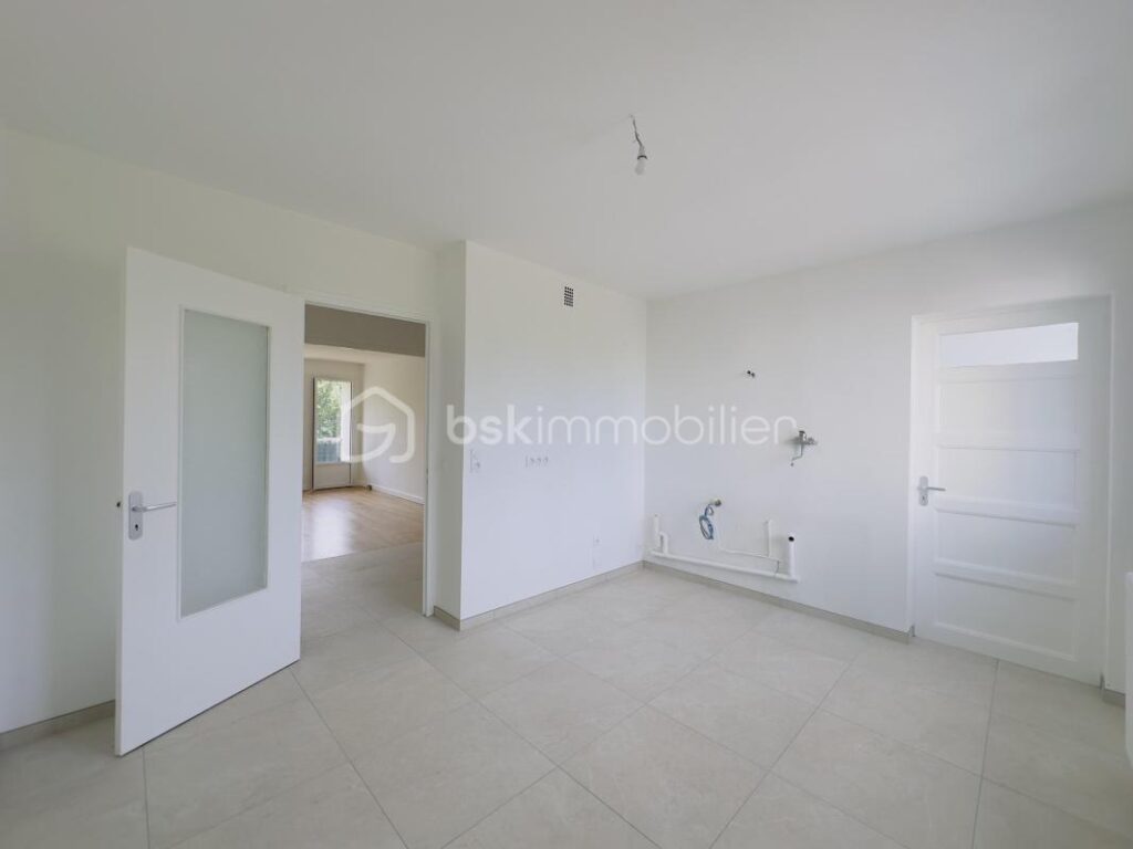 Annecy – T3 rénové de 81 m² avec balcon plein sud et cave – 3 pièces – 2 chambres – 80 m²