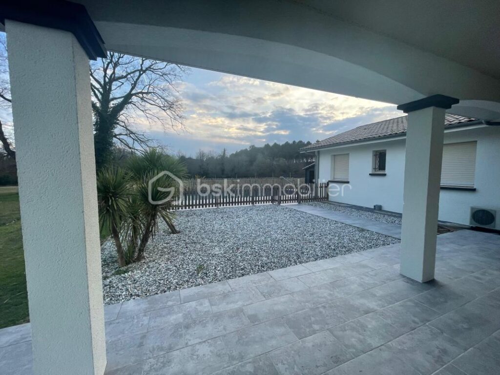 ***Maison familiale refaite à neuf avec deux espaces de vie distincts, piscine et grand terrain – 7 pièces – 5 chambres – 200 m²