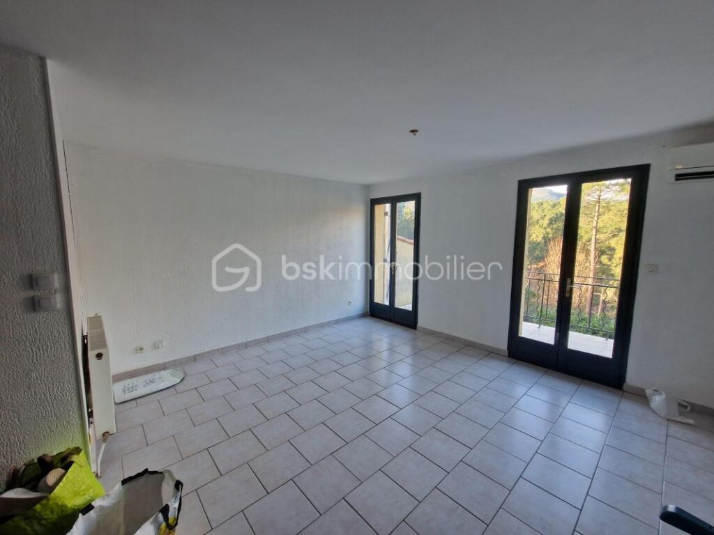 Spécial investisseurs!! Villa de 214m² sur 2330m² de terrain! 5 logements dont 4 loués – 10 pièces – NR chambres – 214 m²