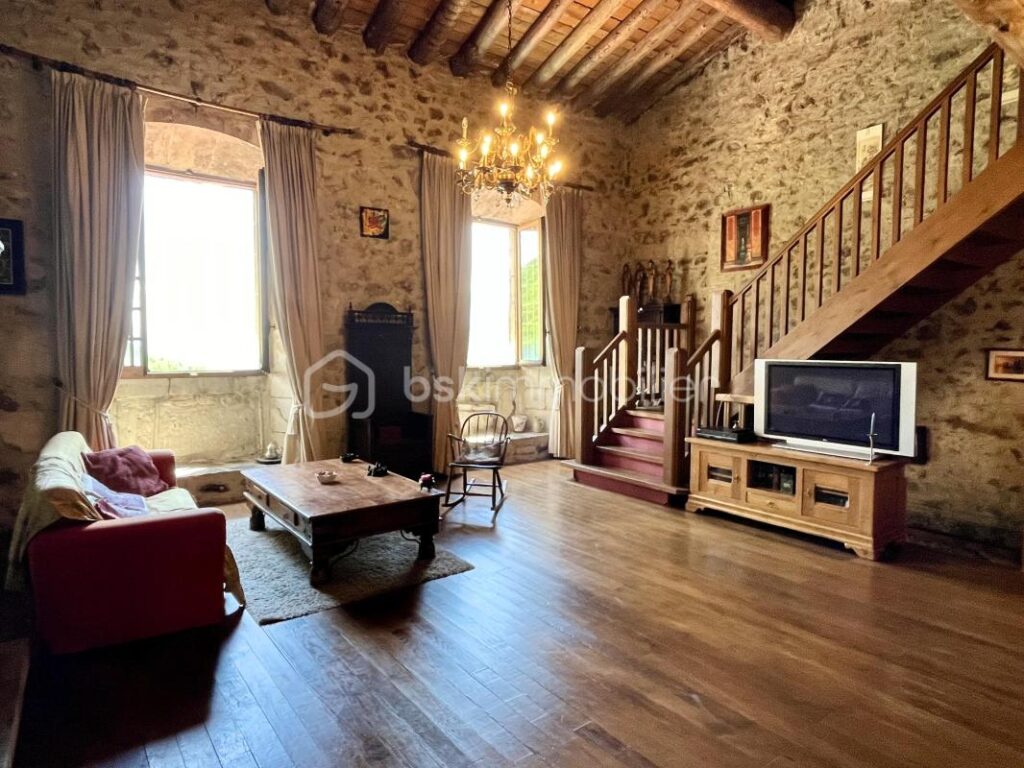 Appartement exceptionnel de 148 m² dans château médiéval du XIIème siècle – 8 pièces – 3 chambres – 148 m²